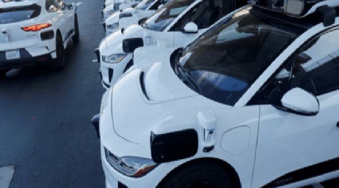 Google girişimi Waymo tamamen sürücüsüz yolculuklara başladı
